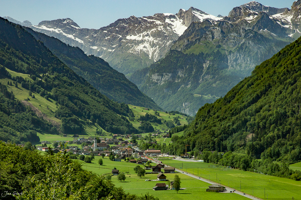 Alpental Seebodenalp mit schneebedeckten Bergen grüne Wiesen Sommer Zentralschweiz Schweiz Jan Geerk Fotograf Basel