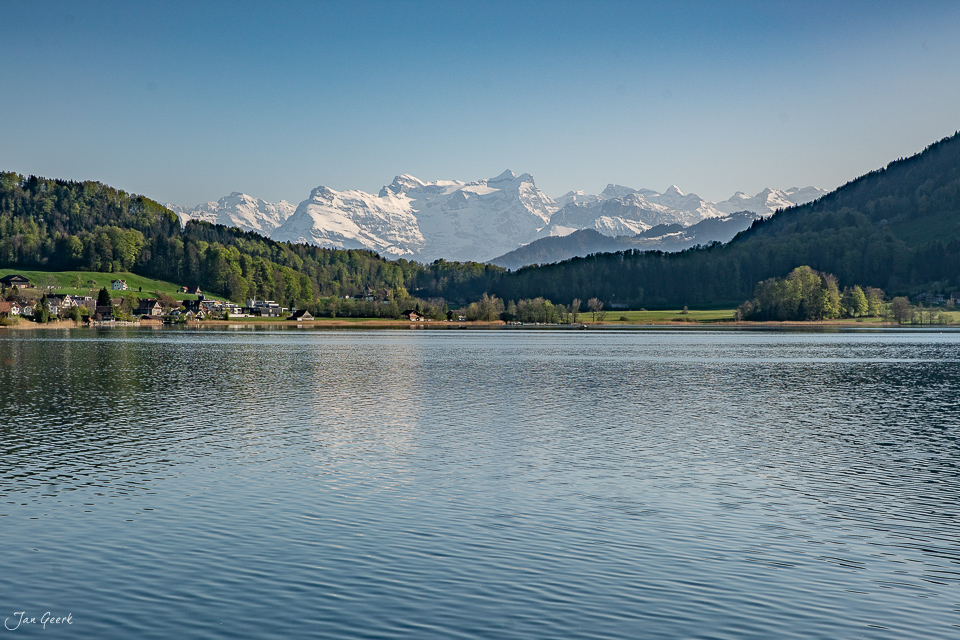 Seelandschaft mit schneebedeckten Bergen Oberägeri Zug Frühling Zentralschweiz Schweiz Jan Geerk Fotograf Basel