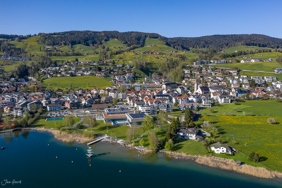 Luftaufnahme Oberägeri mit See, Bergen und Frühlingslicht, Zentralschweiz Schweiz – Jan Geerk Fotograf Basel
