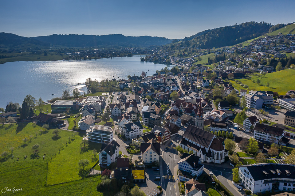 Luftaufnahme Oberägeri am See mit Bergen im Frühling, Zentralschweiz – Jan Geerk Fotograf Basel