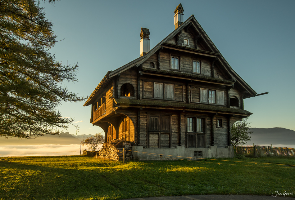 Historisches Herrenhaus Raten im Herbst-Nebelmeer mit Alpenpanorama, Zentralschweiz Schweiz – Jan Geerk Fotograf Basel