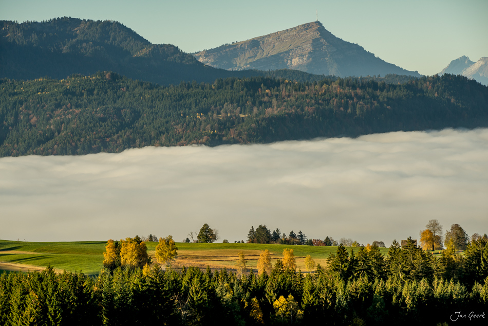 Herbstliche Berglandschaft am Raten mit Nebelmeer Voralpen Zentralschweiz – Jan Geerk Fotograf Basel