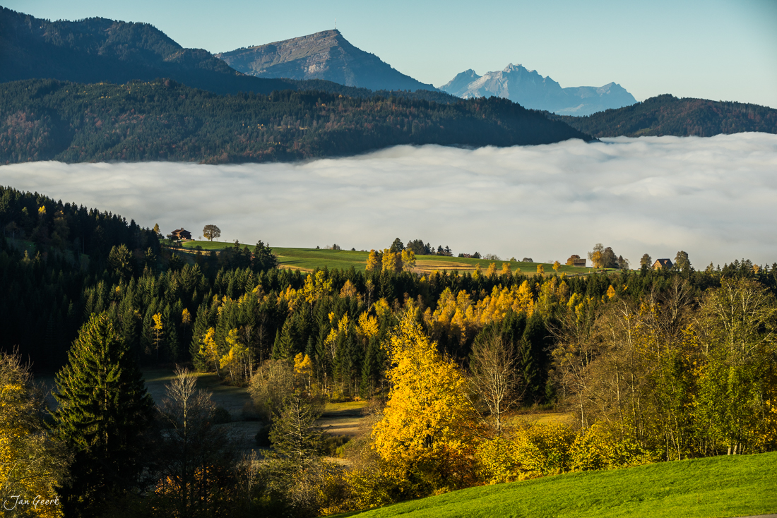 Herbstliches Nebelmeer am Raten mit Alpenpanorama in der Zentralschweiz – Jan Geerk Fotograf Basel