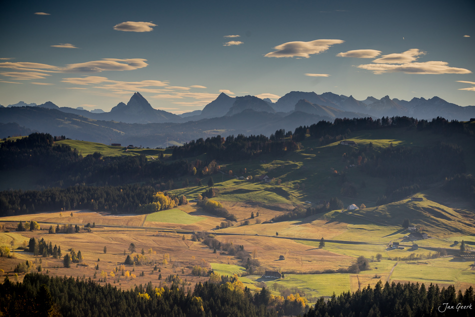 Herbstliche Berglandschaft vom Raten mit Alpenpanorama, Nebelmeer und grünen Wiesen in der Zentralschweiz – Jan Geerk Fotograf Basel