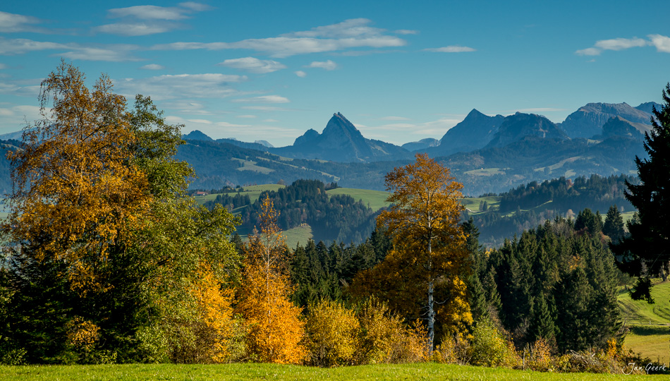 Herbstliche Berglandschaft am Raten mit goldenen Laubbäumen und Alpenpanorama in der Schweiz – Jan Geerk Fotograf Basel