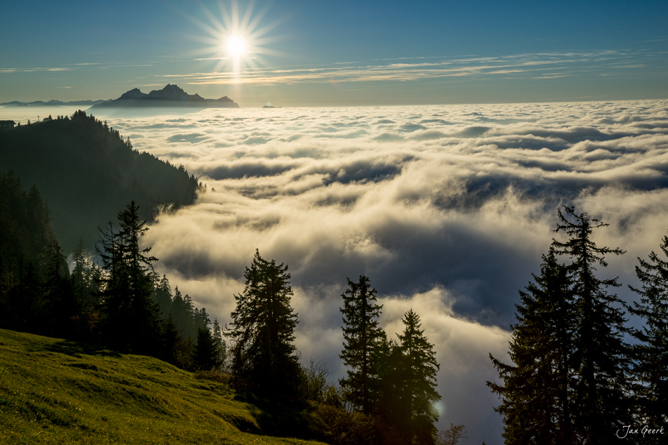 Nebelmeer über der Rigi mit Alpengipfeln im Herbst, Zentralschweiz – Jan Geerk Fotograf Basel