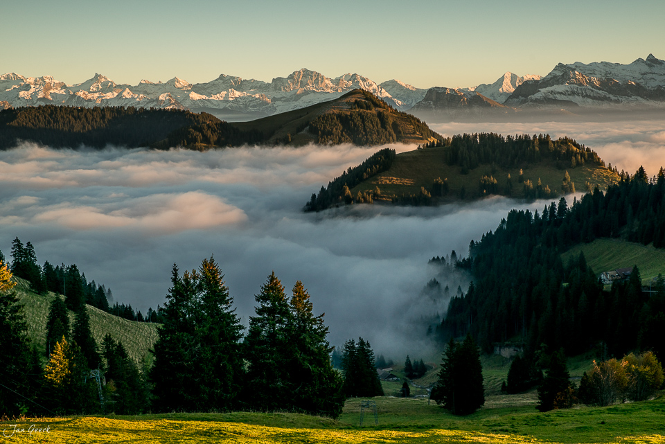 Nebelmeer über der Rigi mit Alpengipfeln im Herbst, Zentralschweiz Schweiz – Jan Geerk Fotograf Basel