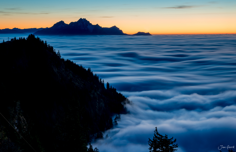 Nebelmeer über der Rigi mit Alpengipfeln im Morgenlicht, Oktober, Zentralschweiz Schweiz – Jan Geerk Fotograf Basel