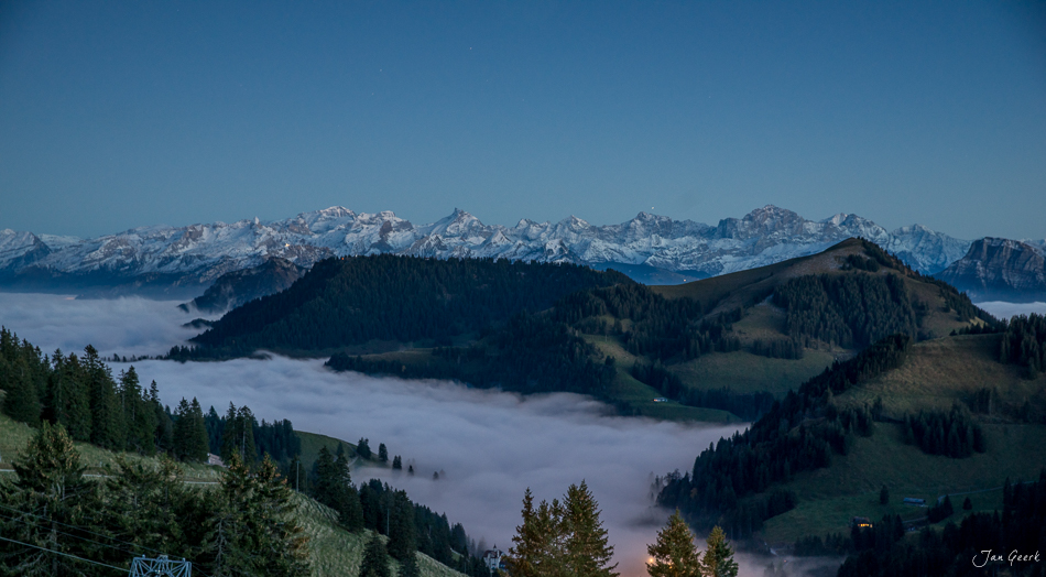 Nebelmeer über der Rigi mit Alpenkette im Hintergrund, Oktober-Stimmung in der Zentralschweiz, Schweiz – Jan Geerk Fotograf Basel