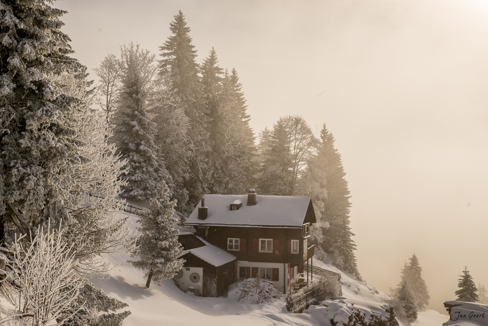 Verschneites Berghaus am Rigi mit Reifrauhers und Nebelmeer im Wintersonnenaufgang, Zentralschweiz Schweiz – Jan Geerk Fotograf Basel