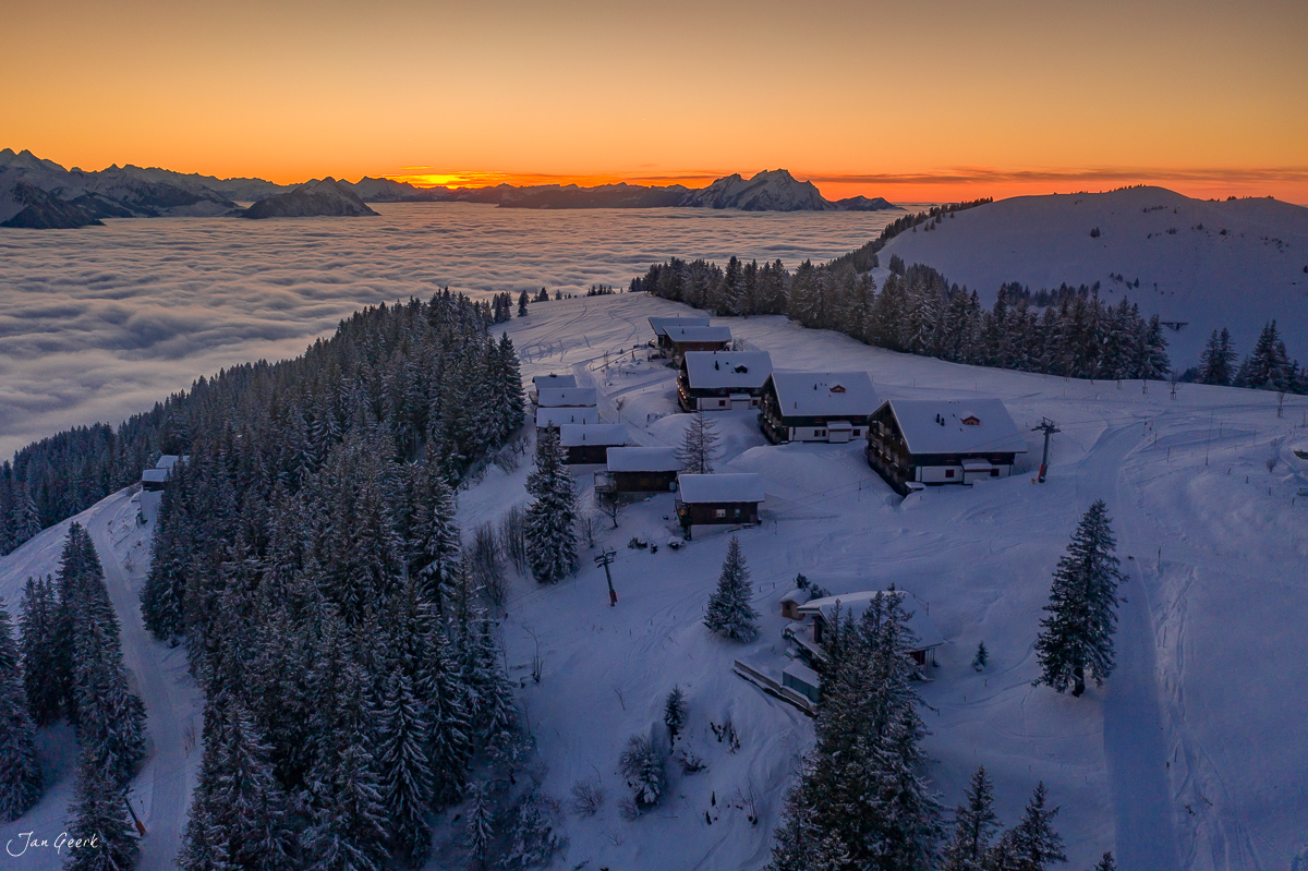 Luftaufnahme Scheidegg Skigebiet verschneite Alpenhänge Sonnenaufgang Winter Zentralschweiz Schweiz – Jan Geerk Fotograf Basel