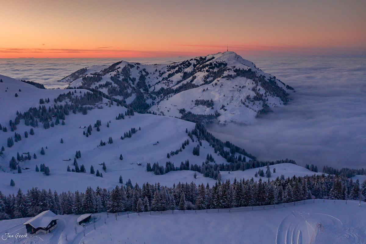 Luftaufnahme Rigi Scheidegg bei Sonnenaufgang im Winter mit schneebedeckten Bergen und Nebelmeer Zentralschweiz – Jan Geerk Fotograf Basel