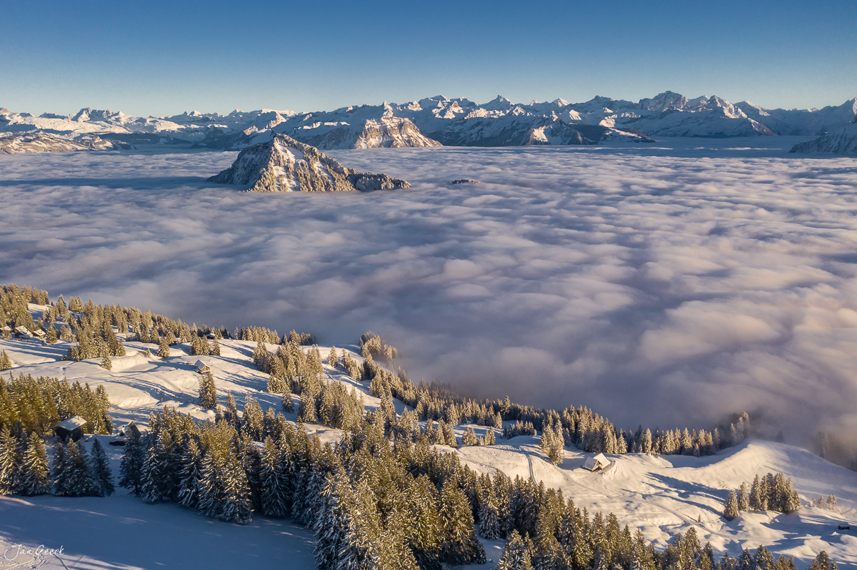 Winterliche Luftaufnahme vom Rigi Scheidegg mit Nebelmeer über den Alpen bei Kantlicht und Schnee in der Zentralschweiz – Jan Geerk Fotograf Basel