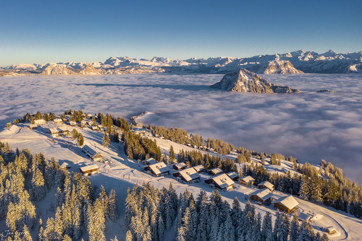 Luftaufnahme der Rigi Scheidegg im Schnee mit Appenzell Alpen dahinter – Jan Geerk Fotograf Basel
