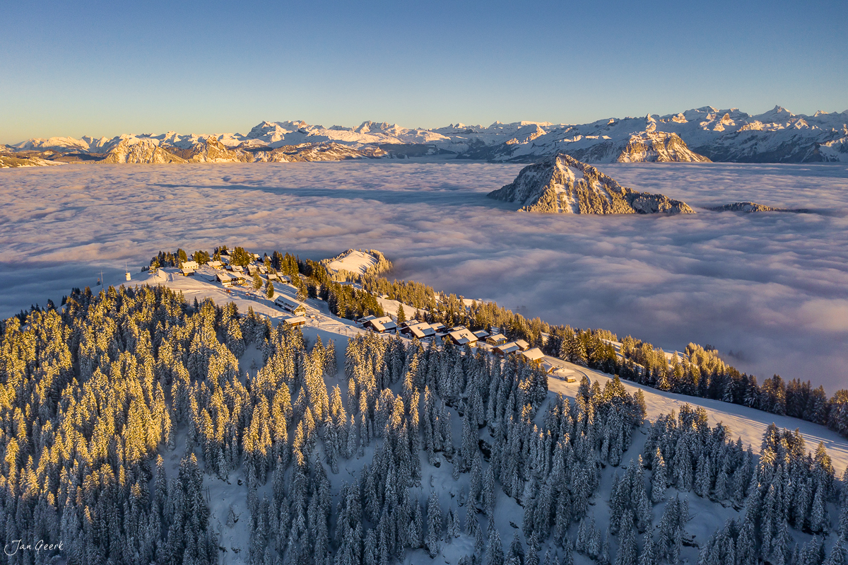 Schneebedeckte Wälder und Berggipfel über einer Nebeldecke am Rigi im Winter, Zentralschweiz – Jan Geerk Fotograf Basel