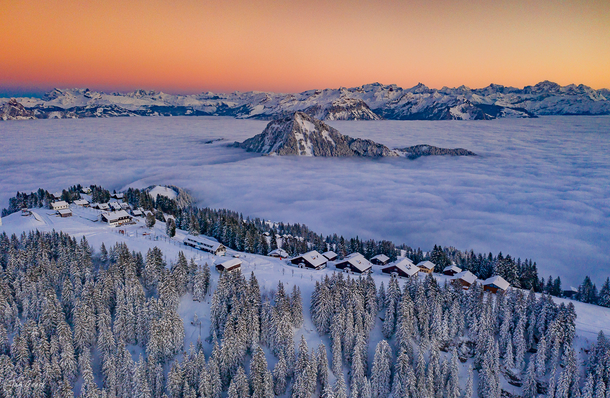Luftaufnahme Rigi Scheidegg im Winter mit Schnee, Berghütten und Alpenpanorama bei Sonnenaufgang Schweiz – Jan Geerk Fotograf Basel