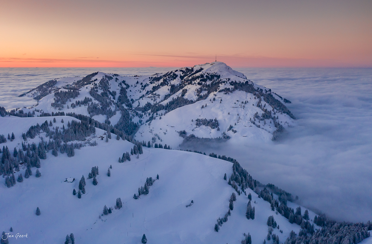 Schneebedeckte Berghänge am Rigi im Kantlicht bei Sonnenaufgang, Zentralschweiz Schweiz – Jan Geerk Fotograf Basel