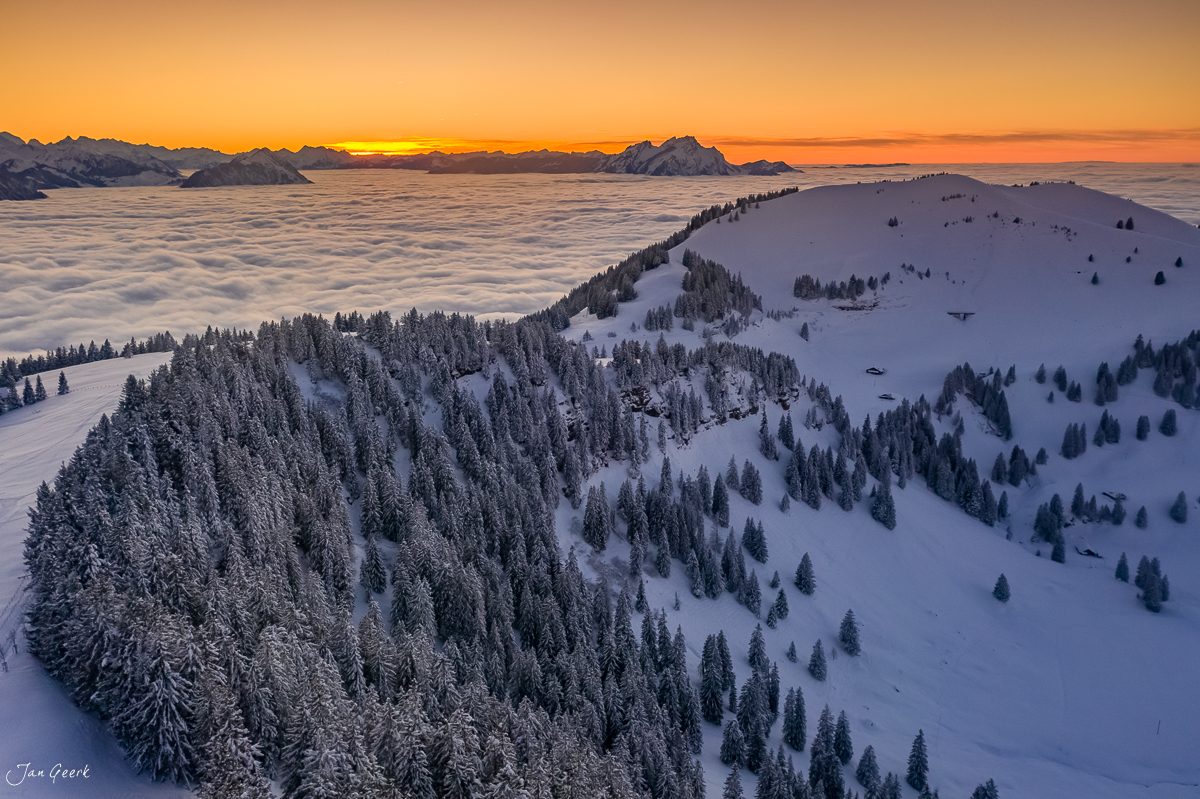 Schneebedeckte Wälder und Berggipfel bei Sonnenaufgang auf der Rigi Scheidegg in der Zentralschweiz – Jan Geerk Fotograf Basel