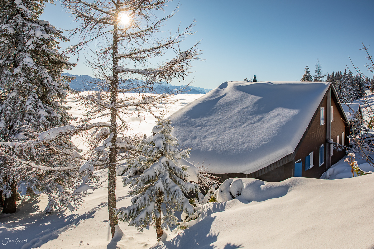 Schneebedecktes Berghaus auf der Rigi Scheidegg mit Alpenpanorama, Winterlandschaft in der Zentralschweiz – Jan Geerk Fotograf Basel