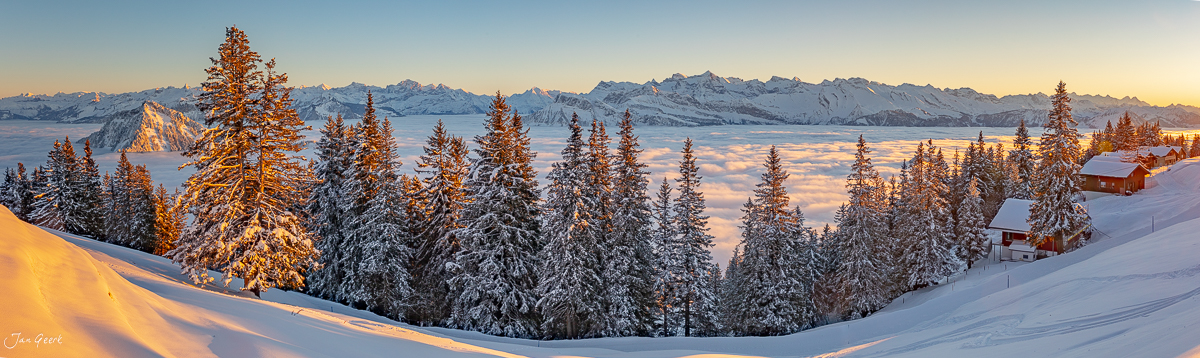 Schneebedeckte Lärchen und Berghütte auf Rigi Scheidegg bei Sonnenaufgang, Winterlandschaft Zentralschweiz – Jan Geerk Fotograf Basel