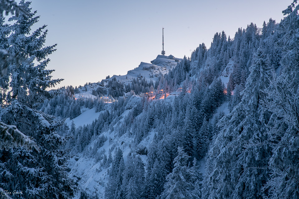 Winterlandschaft mit schneebedeckten Fichten auf der Rigi, Berghotel mit Antenne bei Dämmerung, Zentralschweiz – Jan Geerk Fotograf Basel