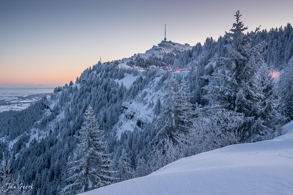 Schneebedeckte Berglandschaft mit Wald und Bergstation auf dem Rigi in Winterstimmung Zentralschweiz Schweiz von Fotograf Jan Geerk aus Basel