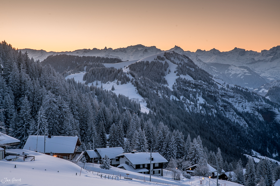 Winterlandschaft Rigi mit schneebedeckten Fichten, Berghäuser und Alpenpanorama bei Sonnenaufgang Zentralschweiz – Jan Geerk Fotograf Basel