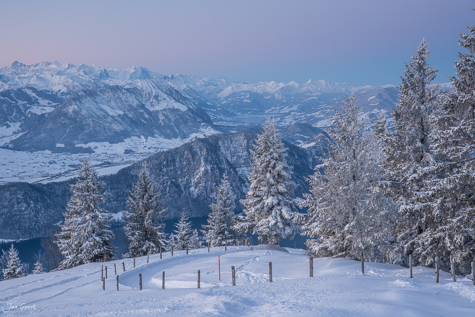 Schneebedeckte Alpenlandschaft mit Fernblick vom Rigi im Winter, Zentralschweiz – Jan Geerk Fotograf Basel