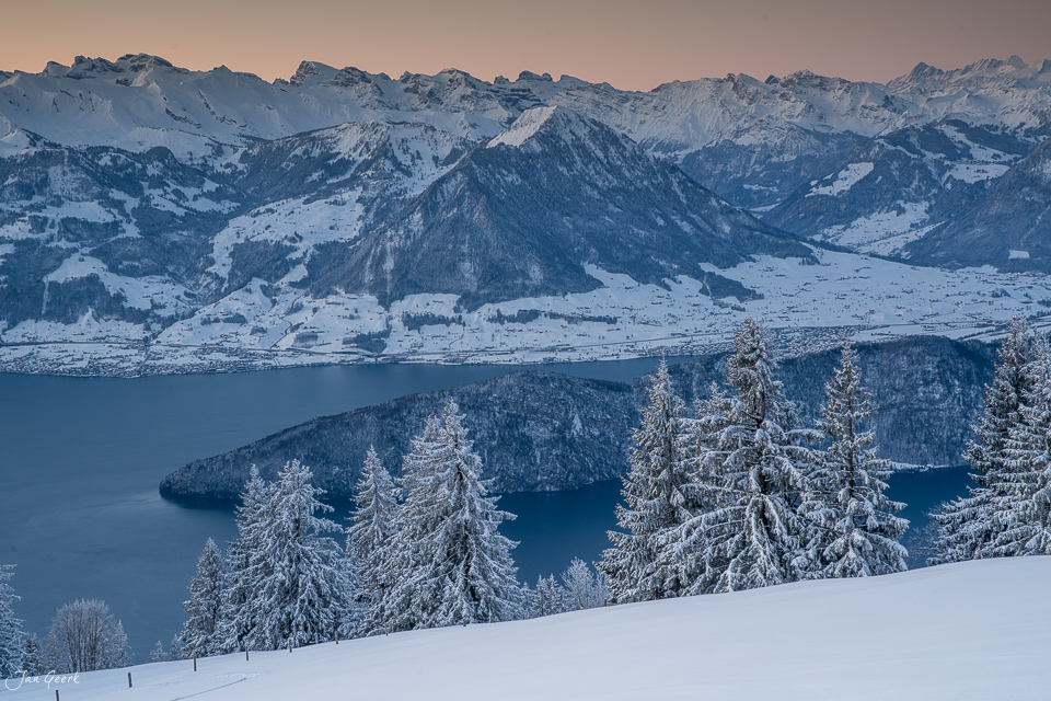 Verschneiter Lärchenwald und blauer See am Rigi im Winter, Zentralschweiz Schweiz – Jan Geerk Fotograf Basel