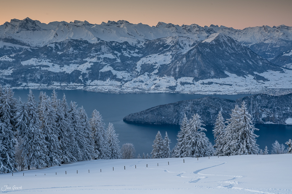 Schneebedeckte Berglandschaft am Rigi mit gefrorenem See, verschneiten Fichten und Bergkette in Winterstimmung, Zentralschweiz – Jan Geerk Fotograf Basel