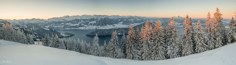 Verschneite Lärchen und Bergpanorama vom Rigi im Wintermorgenlich Zentralschweiz Schweiz – Jan Geerk Fotograf Basel