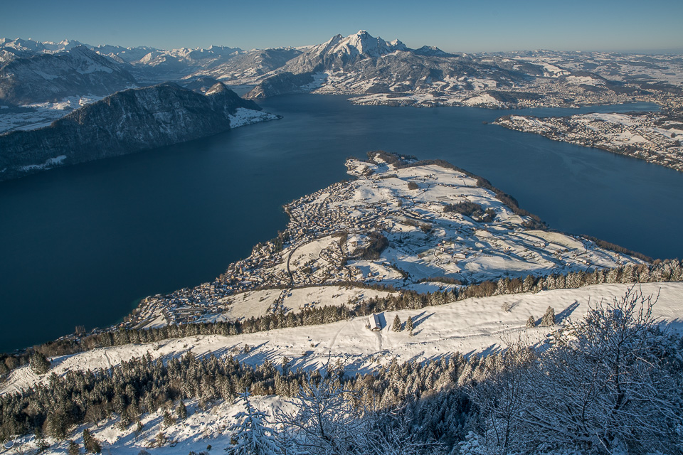 Winterlandschaft Rigi mit verschneiten Hängen, tiefblauem See und Bergpanorama in der Zentralschweiz – Jan Geerk Fotograf Basel