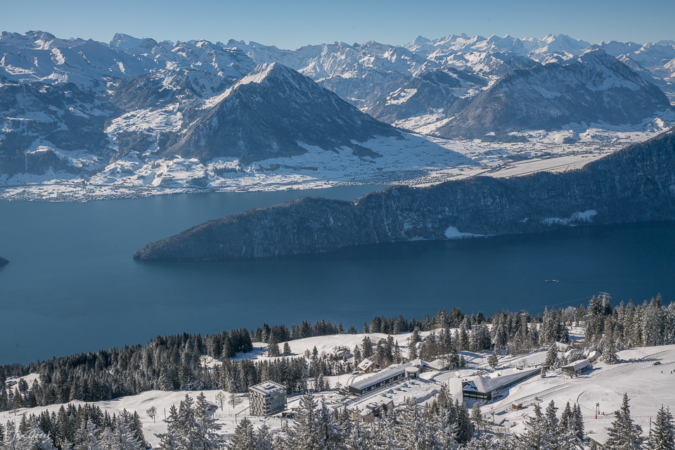 Winterlandschaft Rigi mit schneebedecktem See und Alpenpanorama in der Zentralschweiz – Jan Geerk Fotograf Basel