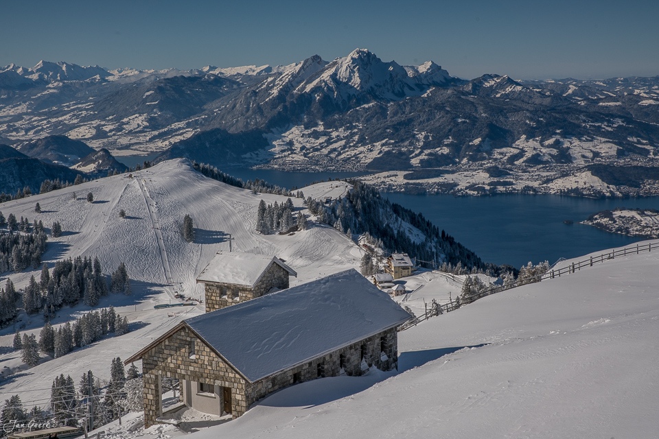 Bergalpen und Alphütten auf der Rigi im Schnee, dahinter der Pilatus und Vierwaldstättersee, Winterlandschaft Zentralschweiz Schweiz – Jan Geerk Fotograf Basel