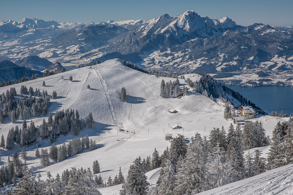 Schneebedeckte Skiabfahrten und Berglandschaft am Rigi im Winter mit verschneiten Tannen und Bergpanorama in der Zentralschweiz Schweiz – Jan Geerk Fotograf Basel