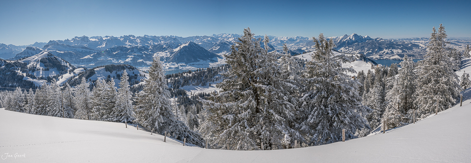 Schneebedeckte Fichten und Bergsee beim Rigi in Winterlandschaft, Zentralschweiz – Jan Geerk Fotograf Basel