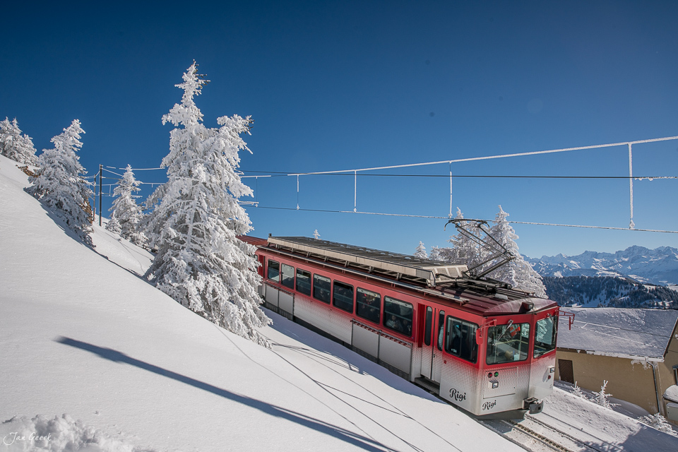 Rigi Bergbahn im Schnee mit verschneiten Fichten, winterliche Gebirgsstimmung in der Zentralschweiz – Jan Geerk Fotograf Basel