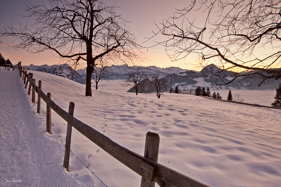 Schneebedeckte Berglandschaft mit Holzzaun Sattel Sonnenaufgang Innerschweiz Schweiz Jan Geerk Fotograf Basel