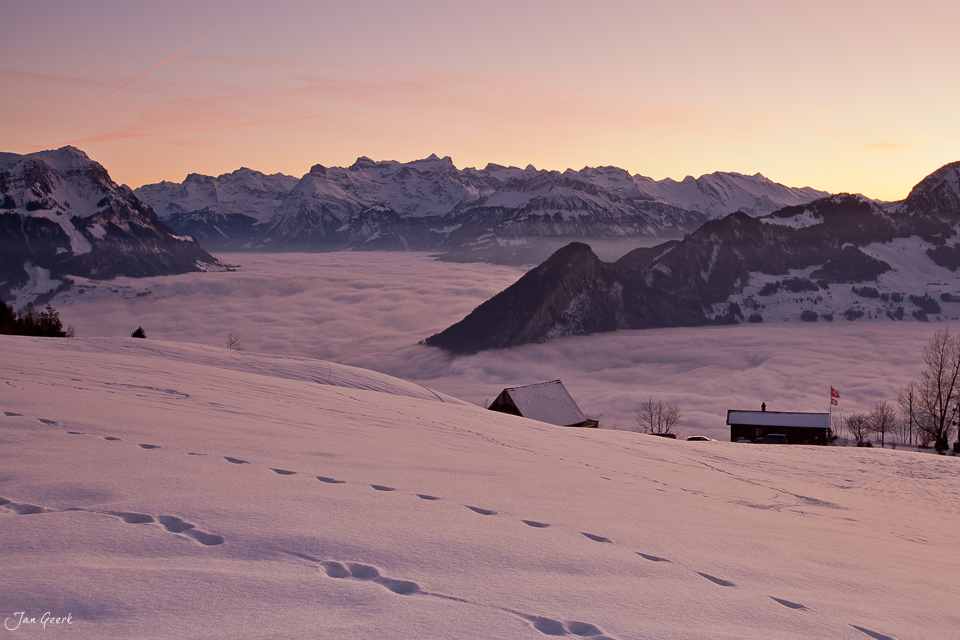 Nebelmeer über Sattel mit verschneiten Alpen Sonnenaufgang Innerschweiz Schweiz Jan Geerk