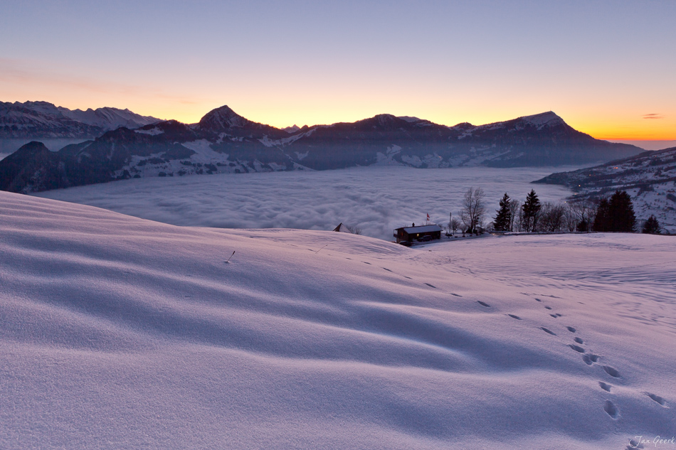 Schneebedeckte Alp mit Nebelmeer Sattel Rigi Sonnenaufgang Innerschweiz Schweiz Jan Geerk