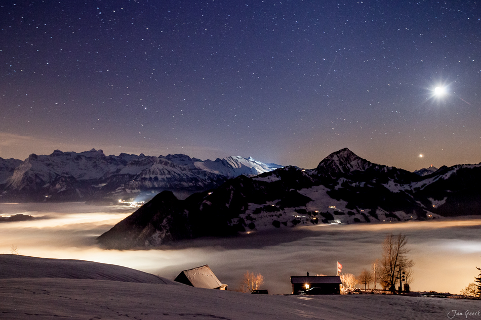 Schneebedeckte Berglandschaft mit Nebelmeer Sattel Dezember Nacht Zentralschweiz Schweiz Jan Geerk Fotograf Basel