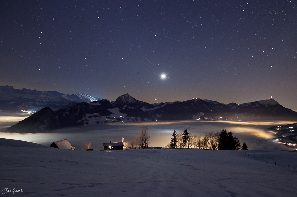 Berglandschaft Sattel Dezember Nacht Sternenhimmel Mond Schnee Alkpen Schwyz Innerschweiz Schweiz Jan Geerk