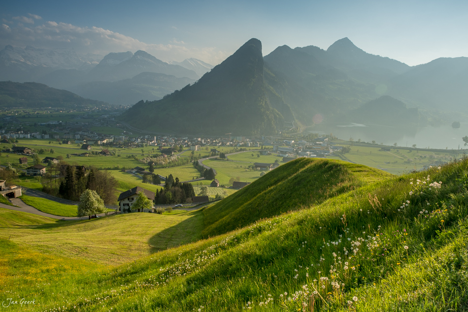 Blühende Frühjahrslandschaft mit Rigi Berg über Arth Schweiz Jan Geerk Fotograf Basel