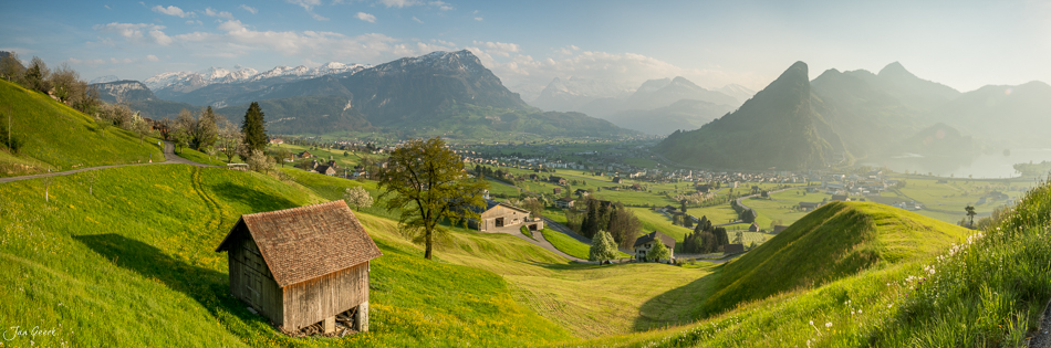 Alpenhütte und Obstblüte im Frühling in Arth mit Rigi und Lauerzersee, Schweiz – Jan Geerk Fotograf Basel