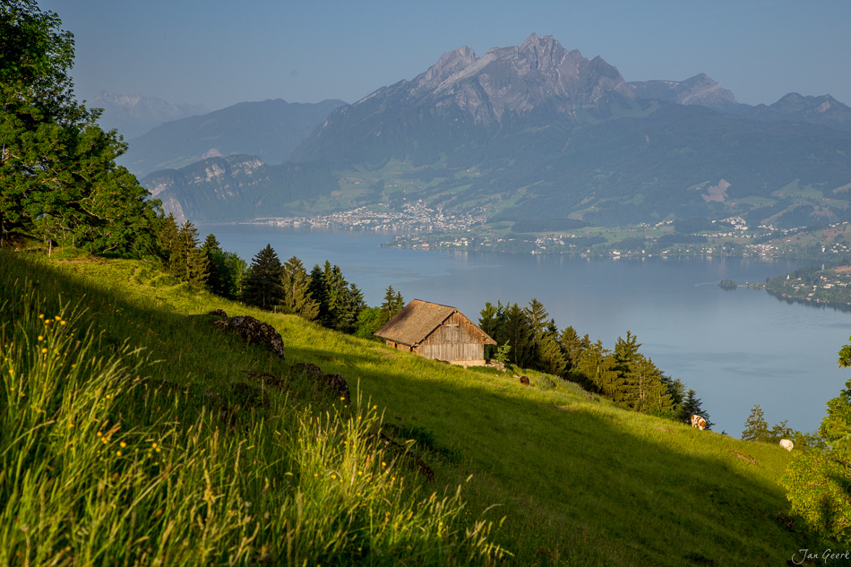 Alpenhütte auf der Seebodenalp mit Pilatus und Vierwaldstättersee, Frühjahr in der Zentralschweiz – Jan Geerk Fotograf Basel