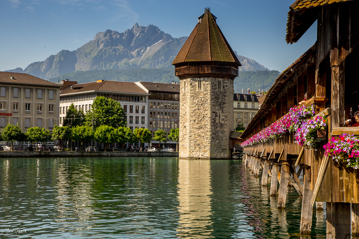Kapellbrücke mit Wasserturm und Pilatus Berg Luzern Zentralschweiz Schweiz – Jan Geerk Fotograf Basel
