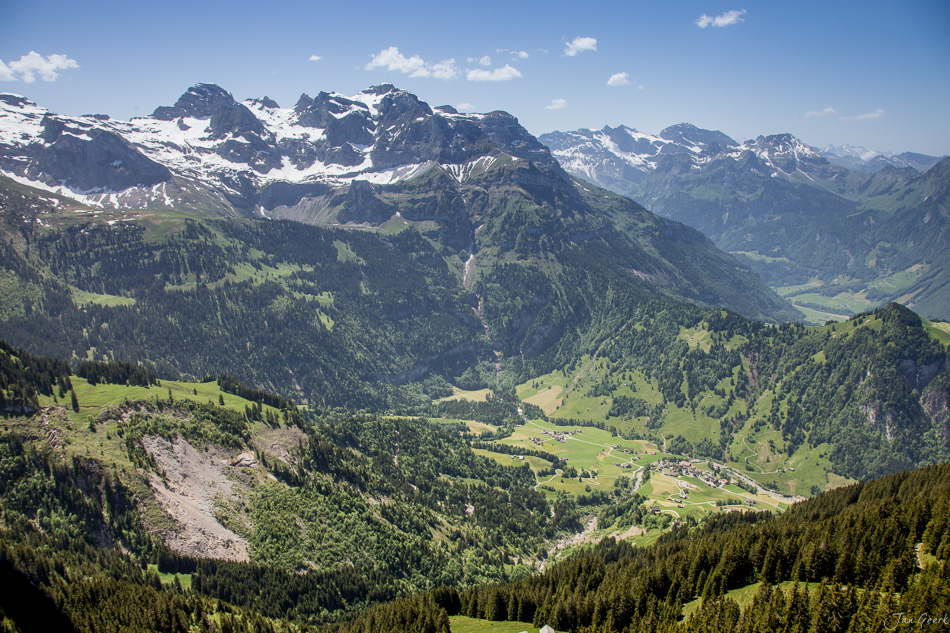 Alpental Seebodenalp mit Pilatus Bergkette, grüne Matten und Schneefelder, Sommerlicht Zentralschweiz Schweiz – Jan Geerk Fotograf Basel
