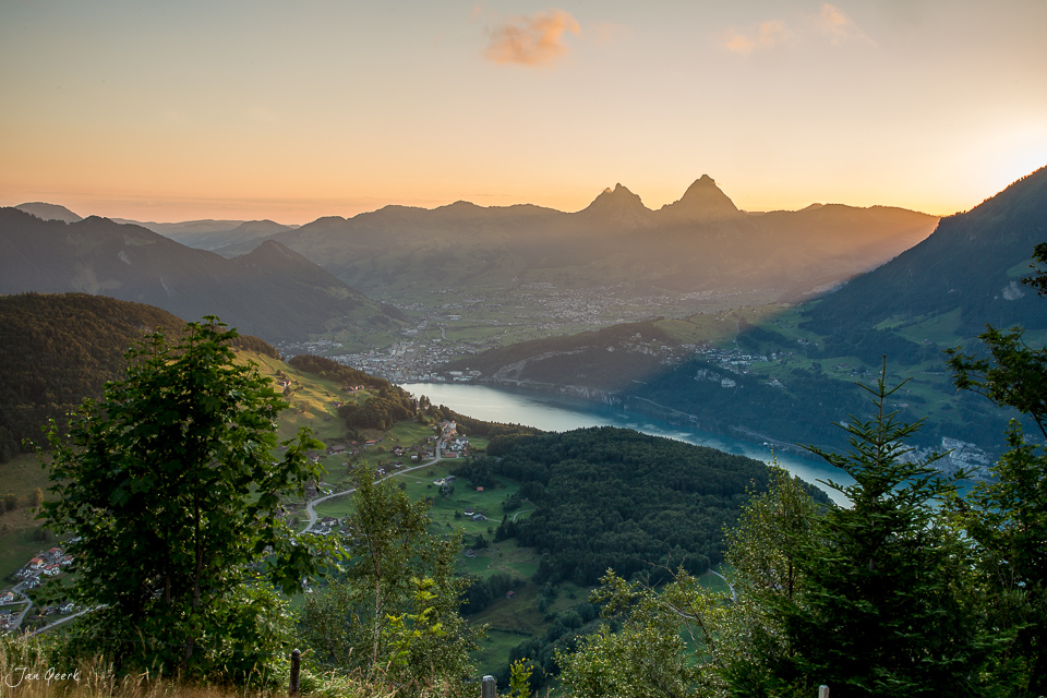 Seelisberg Panorama mit Vierwaldstättersee, Mythen und Alpenlandschaft bei Sonnenaufgang, Zentralschweiz – Jan Geerk Fotograf Basel