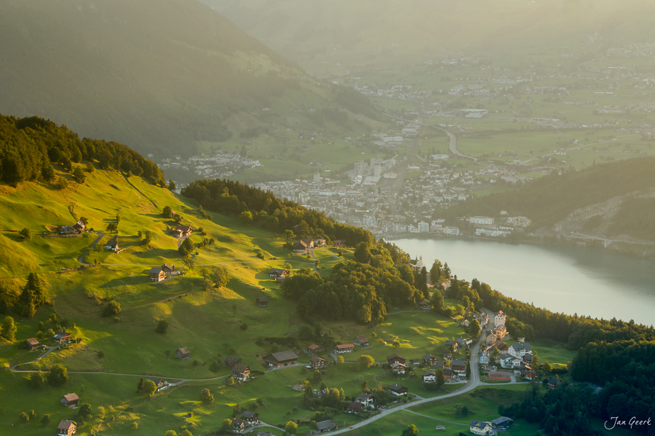Seelisberg Bergdorf mit Vierwaldstättersee sommerliche Luftaufnahme Gleitschirm Zentralschweiz Schweiz Jan Geerk Fotograf Basel