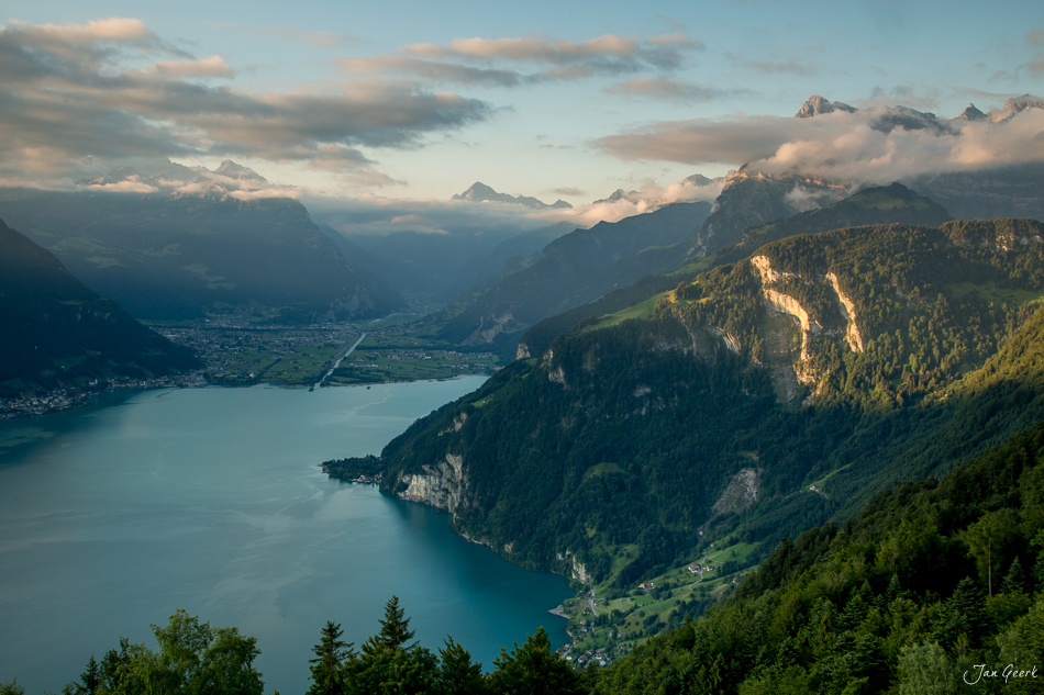 Vierwaldstättersee mit Seelisberg und Mythen im Sommer, Blick ins Zentralschweizer Alpenvorland – Jan Geerk Fotograf Basel
